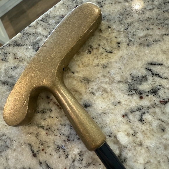 Marquette University Other - Marquette University Golden Eagles 34 inch Gold Right handed Gold Putter Eagle
